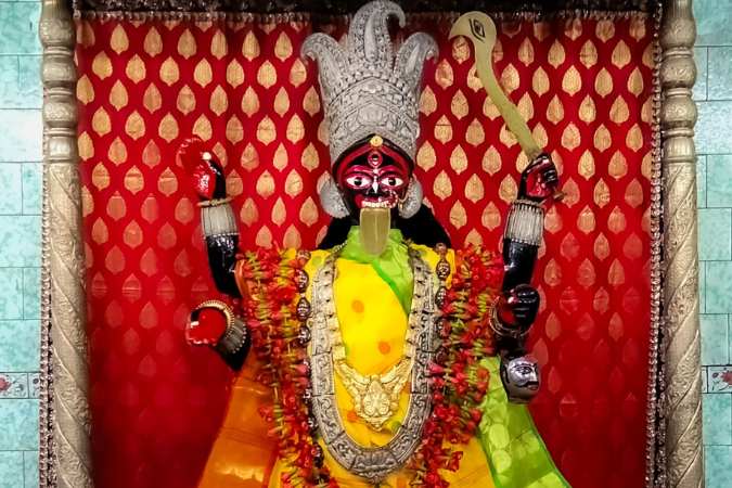 একসময় রাজ্যের বিভিন্ন অঞ্চলে কালীপুজো করে ডাকাতরা ডাকাতি করতে যেত। ডাকাতির আগে এই পুজোর কারণ ছিল, দেবীর কাছে প্রার্থনা, যাতে তারা সফল হয়। তাদের কোনও ক্ষতি যেন না-হয়। পরবর্তী ক্ষেত্রে কালীপুজো করে ডাকাতির চল উঠে গিয়েছে।