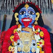 দক্ষিণ দিনাজপুর জেলার বালুরঘাটে এই বোল্লা কালী  মন্দির অবশ্য কোনও ডাকাতের হাতে প্রতিষ্ঠিত নয়। ৪০০ বছর আগে এই এলাকার জমিদার ছিলেন বল্লভ চৌধুরী। তাঁর নামেই এই নামকরণ। জমিদার বল্লভ চৌধুরী মহাকালীর পুজো করতেন ডাকাতদের প্রতিহত করার উদ্দেশ্যে। তার পর থেকেই বোল্লা কালী ডাকাতকালী হিসেবে পরিচিত। 