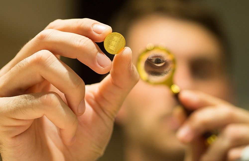 তবে সোনা বা রুপো যাই কিনুন না কেন, আগে আপনাকে অবশ্যই সেই ধাতুর বিশুদ্ধতা এবং মান বিচার করে দেখতে হবে