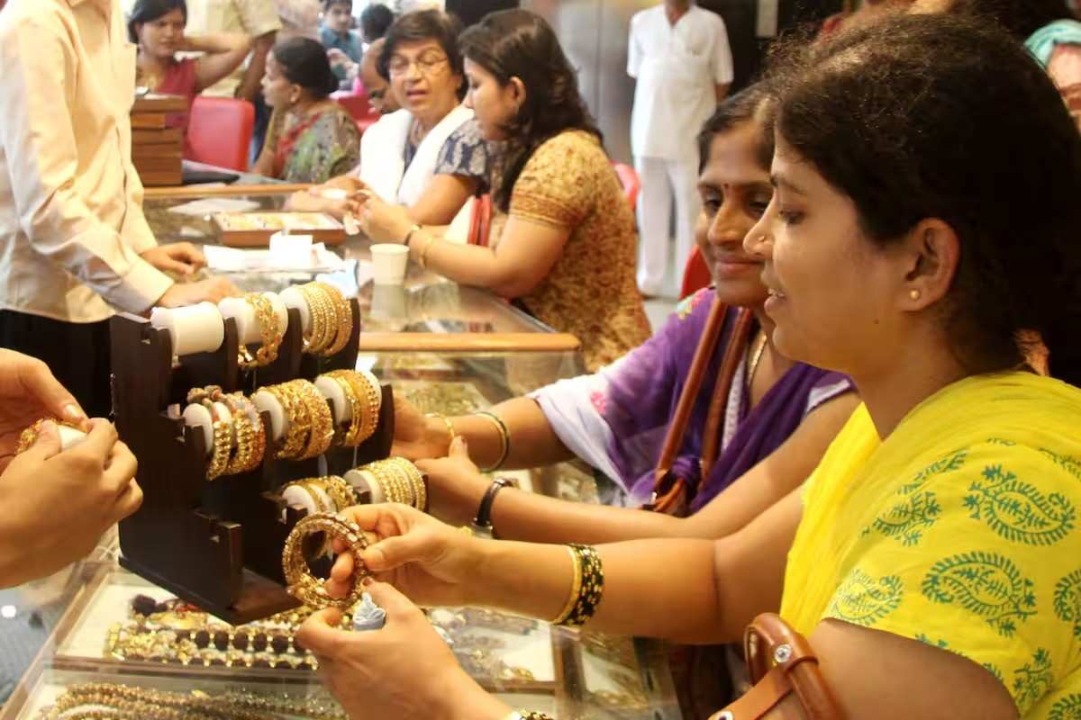 সোনা কেনার আগে দেখে নিন আজকে সোনার দর। ২২ ক্যারাট হলমার্ক সোনার গহনা (১০ গ্রাম) দাম- ৭৫১০০  টাকা।