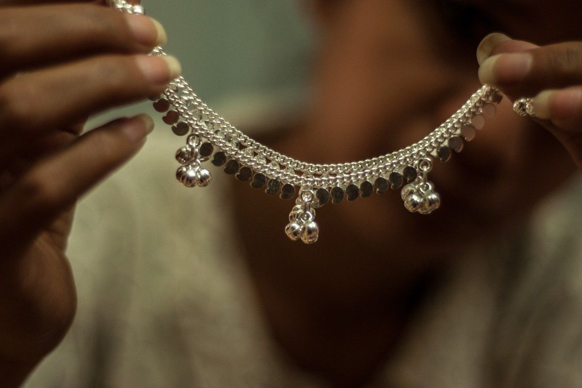 খুচরো রুপোর দাম ১ কেজি হিসাবে ৯৭১০০ টাকা, রুপোর বাট  ১ কেজি  ৯৭০০০ টাকা। 