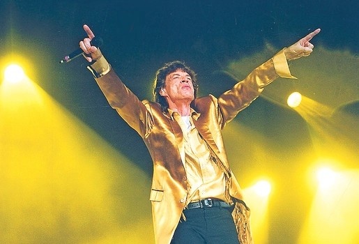 ব্যান্ডের প্রধান সদস্য মিক জ্যাগার মুম্বইয়ে এসেছিলেন বেশ কিছু বছর আগে। সে সময়ে সংবাদমাধ্যমকে দেওয়া সাক্ষাৎকারে তিনিই জানিয়েছিলেন, তাঁর ভাই কয়েক বছর আগে এক বার ভারতে এসেছিলেন। ভারত ভ্রমণ শেষে ভাই তাঁকে কিছু বই পড়তে দেন। ১৯৬৯ সালে তখন নিজের ব্যান্ড ‘দ্য রোলিং স্টোনস’-এর জন্য এমন একটি লোগো খুঁজছিলেন তিনি, যা হবে অত্যন্ত আকর্ষণীয়।