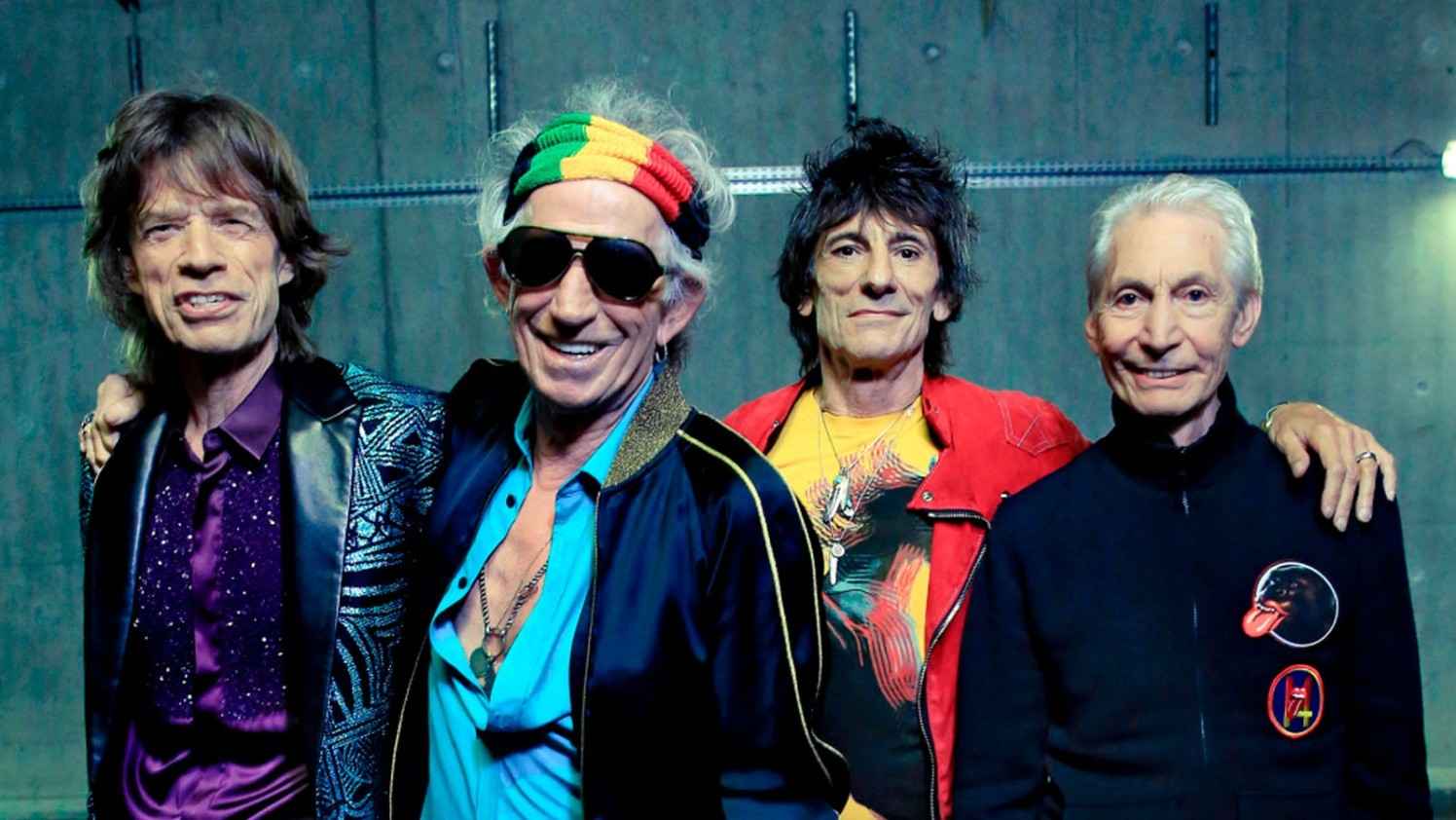 ১৯৬২ সালে লন্ডনে ‘দ্য রোলিং স্টোনস’ প্রথম গঠিত হয় এবং বিশ্বের বৃহত্তম রক ব্যান্ড হয়ে ওঠে। মা কালীর জিভের এই লোগোটির জনপ্রিয়তা এমন পর্যায়ে পৌঁছয় যে, ২০০৮ সালে ভিক্টোরিয়া এবং অ্যালবার্ট মিউজিয়াম পঞ্চাশ হাজার পাউন্ডে আসল শিল্পকর্মটি কিনে নিয়েছিল। 