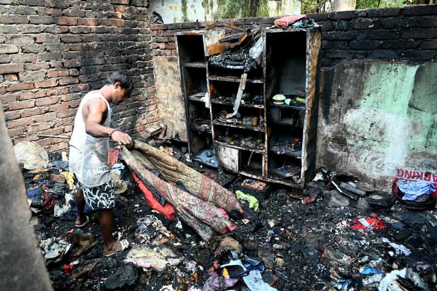 হতাশ: কিছু কি বেঁচেছে আগুনের গ্রাস থেকে, ঘরের ধ্বংসস্তূপে খোঁজ এক বাসিন্দার। সোমবার, প্রিন্স আনোয়ার শাহ রোডে।