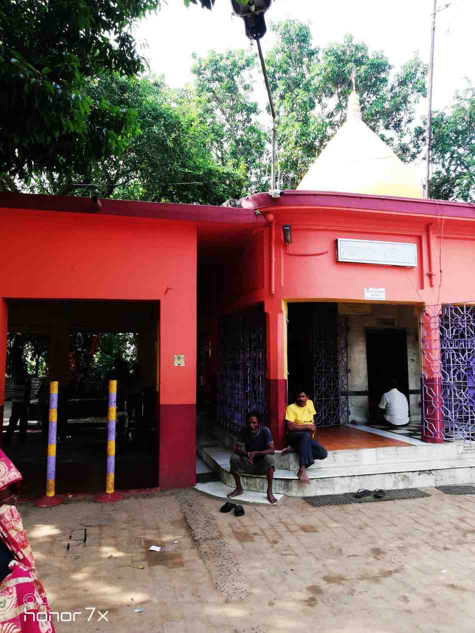 আবার কেউ কেউ বলেন, দ্বিতীয় বিশ্বযুদ্ধের সময়ে সৈন্য চলাচলের জন্য এই মন্দির সংলগ্ন রাস্তার মেরামত করা হয়। 