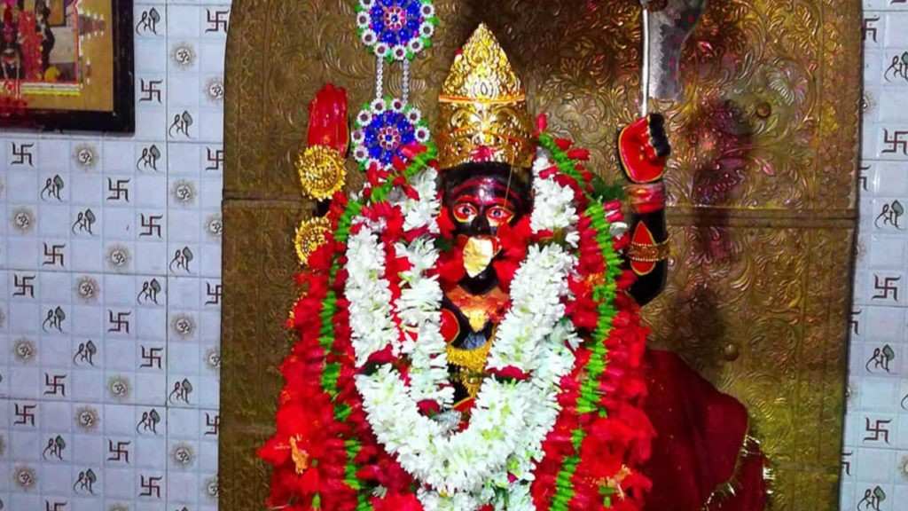 এখানে কালীকে দক্ষিণা কালী হিসাবে পুজো করা হয়।  শোনা যায়, অনেক আগে এক তান্ত্রিক নরবলির পরে ছিন্নবিচ্ছিন্ন মাথাটি দেখে অজ্ঞান হয়ে পড়েছিলেন এই মন্দিরে। 