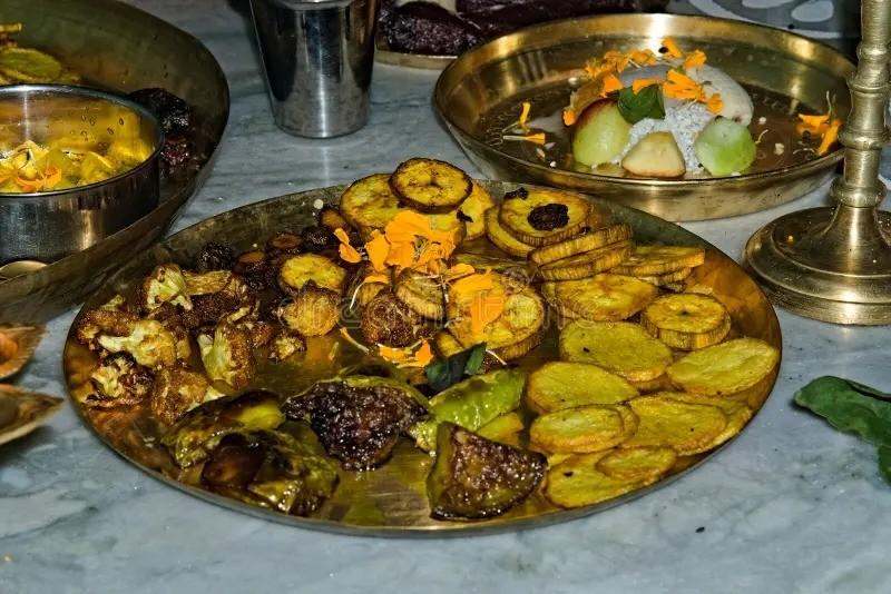 দেবীকে ১০৮ রকমের ভোগ নিবেদন করা হয়। মনস্কামনা পূরণে অনেকে মন্দির সংলগ্ন এক গাছে ঢিল বেঁধে যান।  