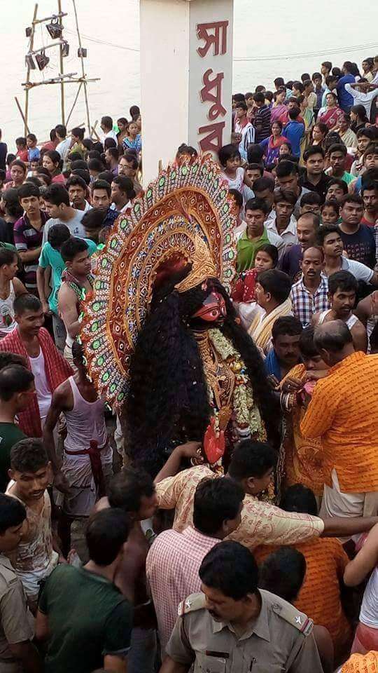 শোনা যায়, বহু যুগ আগে স্থানীয় চক্রবর্তী পরিবারের হাতেই এই পুজোর সূচনা হয়। সেই পরিবারের তিন বংশধর পুজো করে ফেরার পথে এক রাতে দেখতে পান সাদা কাপড় পরে খোলা চুলে কোন এক মেয়ে  রাতের অন্ধকারে হেঁটে যাচ্ছেন।
