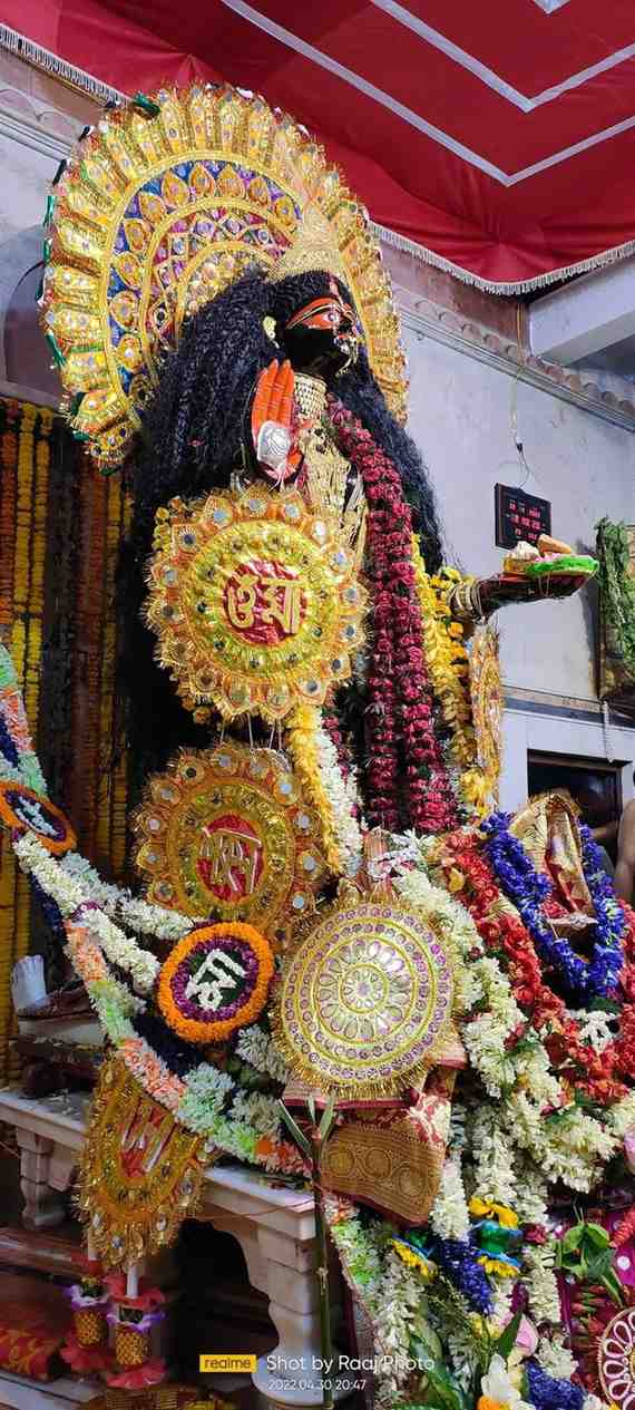 তাঁকে অনুসরণ করে কিছুটা এগোলে সুন্দরী সেই মেয়ে এক অশ্বত্থ গাছের নীচে এসে বিলীন হয়ে গেলেন।