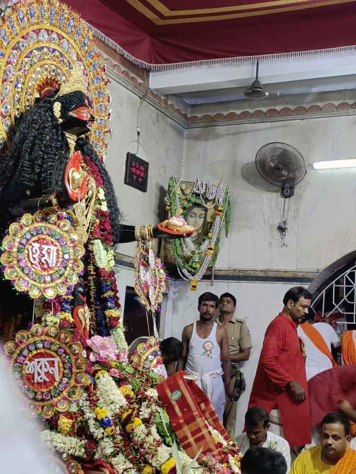 সেই রাতেই দেবী স্বপ্নাদেশ দেন, ওই অশ্বত্থ গাছ, যেখানে শকুনের বাসা রয়েছে, তার তলায় দেবীর ঘট স্থাপন করে পুজো করতে হবে। পরবর্তীতে সেখানেই মন্দির স্থাপন করে পূজার্চনা শুরু হয়।