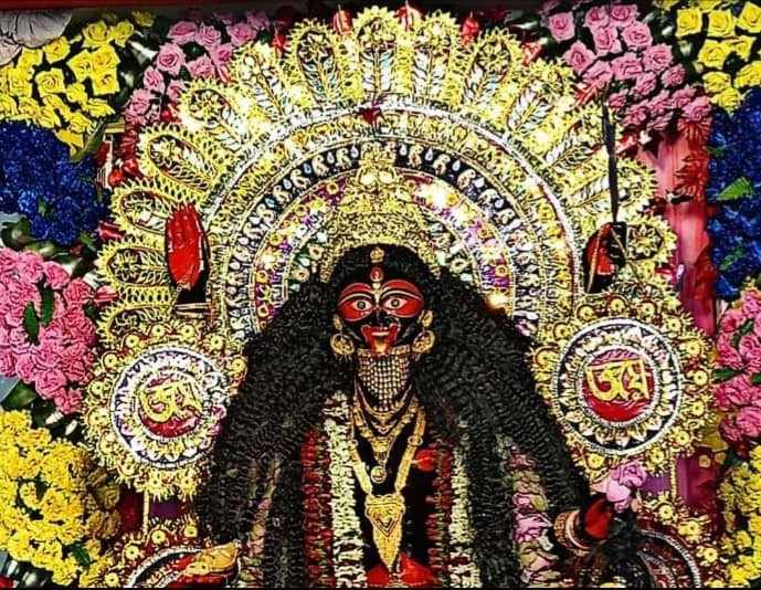  শকুনতলা দেবীকে এখানে দেবী রক্ষাকালী হিসাবে পুজো করা হয়। মন্দিরের গর্ভগৃহের ভিতরে একটি শ্বেত পাথরের বেদীর উপরে প্রতিষ্ঠিত মা কালী। এখানকার পুজোর কিছু বিশেষত্ব আছে।