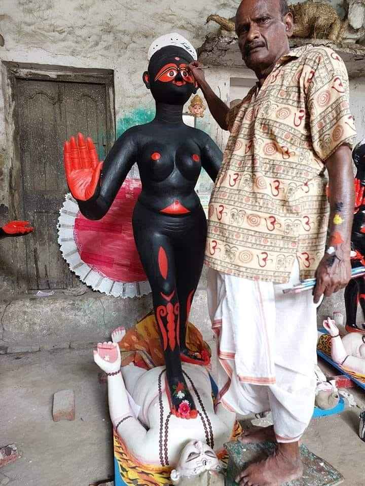 পুজোর দিন সন্ধ্যার মধ্যে প্রতিমা গড়া শেষ করে পুজো শুরু হয়। রাতভর চলে পুজো। আবার সূর্যোদয়ের আগেই প্রতিমার বিসর্জনও  দিয়ে দেওয়া হয়। 