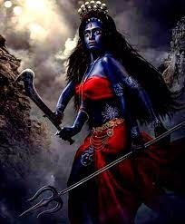 তাঁর হাতে ত্রিশূল, কাটা মুণ্ড, বজ্র,  খড়গ, ইত্যাদি অস্ত্র দেখতে পাওয়া যায়। কোথাও কোথাও একে মহামারির প্রতীকরূপেও চিহ্নিত করা হয়েছে।