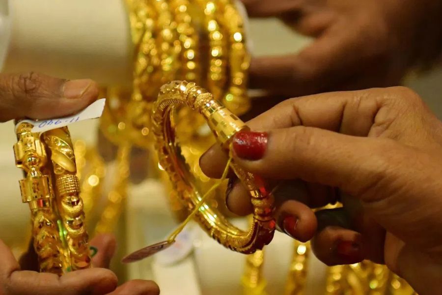 ধনতেরস-এর দিন সোনা বা মূল্যবান সম্পদ কেনার চল বহু কালের। প্রচলিত বিশ্বাস, এই দিন সোনা বা মূল্যবান কিছু কিনলে ধন বৃদ্ধি পায়। কিন্তু, জানেন কি ‘ধনতেরস’ শব্দের সঙ্গে ধনের কোনও সম্পর্ক নেই। 