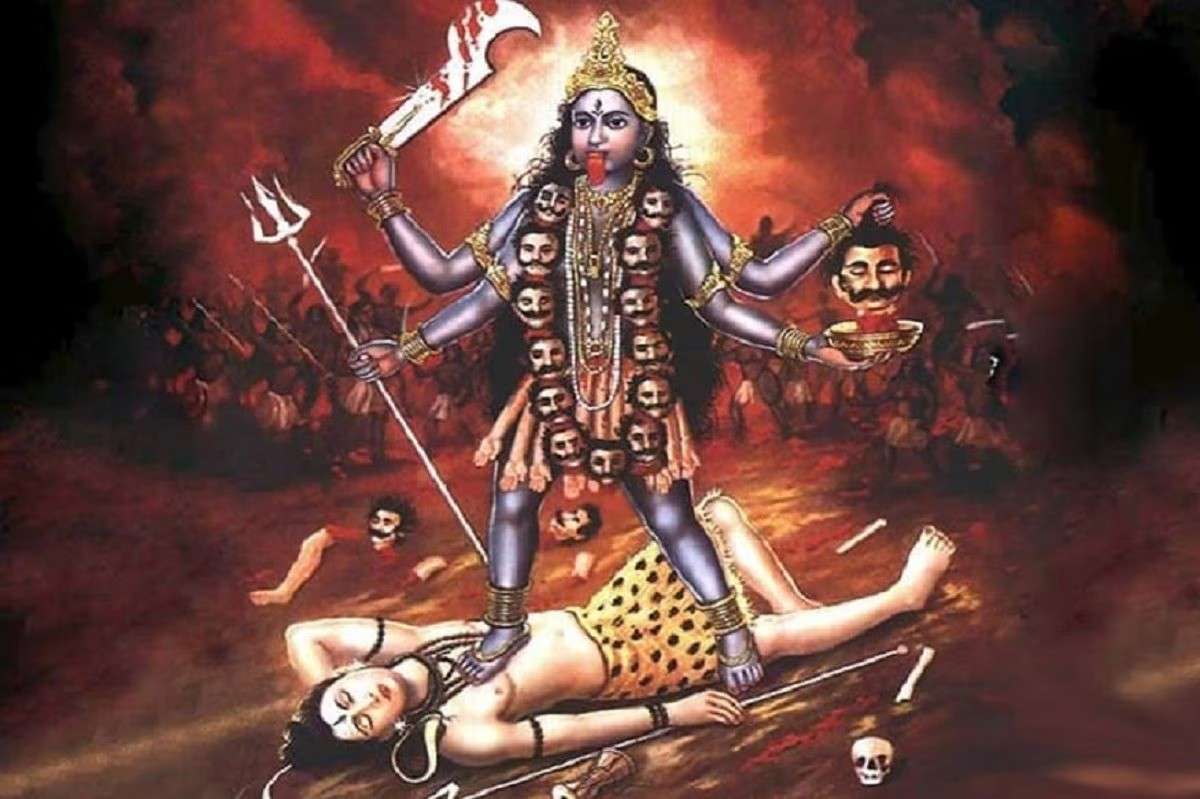 শ্মশানকালী: যে কোনও শ্মশানেই এই কালীর পুজো হয়।  ডাকাতি করতে যাওয়ার আগে ডাকাতেরা এই কালীর পুজো করতেন বলে কথিত। তন্ত্র, মন্ত্র এবং বলি এই কালীপুজোর অন্যতম উপাদান।