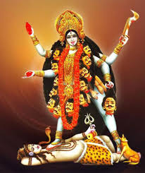 মহাকালী: এই কালীর দশ মাথা, দশ হাত এবং দশ পা। দশ হাতেই থাকে অস্ত্র । এই কালীর সঙ্গে শিব থাকেন না। ভূত চতুর্দশীতে এই মহাকালীর পুজো করা হয়ে থাকে।