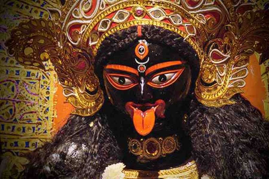 কাম্যাকালী: এই কালীপুজো সাধারণত অষ্টমী, চতুর্দশী, অমাবস্যা, পূর্ণিমায় হয়ে থাকে। এই কালীর পুজোর রীতি অনেকটা দক্ষিণা কালীর মতোই।