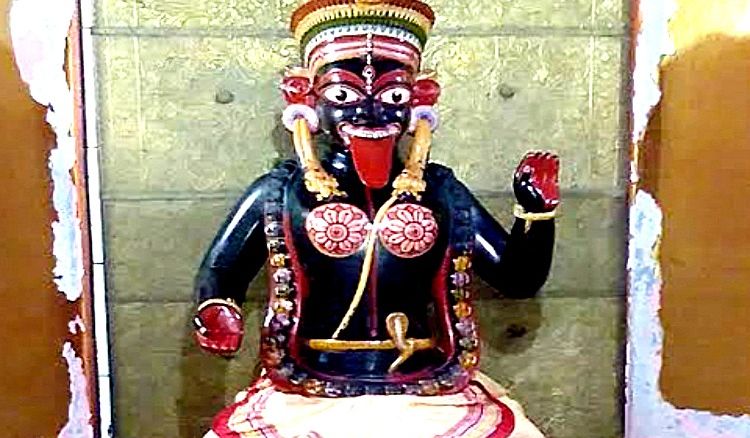 গুহ্যকালী: এই দেবীর গায়ের রং কালো। গলায় ৫০টি নরমুণ্ড হার সজ্জিত থাকে। এই দেবীর রূপ অত্যন্ত ভয়ঙ্করী।