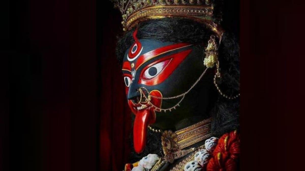 রক্ষাকালী: দক্ষিণা কালীর একটি বিশেষ রূপ হল রক্ষাকালী। বিশ্বকে রক্ষা করার জন্য এই দেবীর নাম রক্ষাকালী। তা ছাড়াও বসতভূমিকে রক্ষার উদ্দেশ্যে এই কালীর পুজো করা হয়ে থাকে। এই প্রতিবেদনটি ‘আনন্দ উৎসব’ ফিচারের একটি অংশ