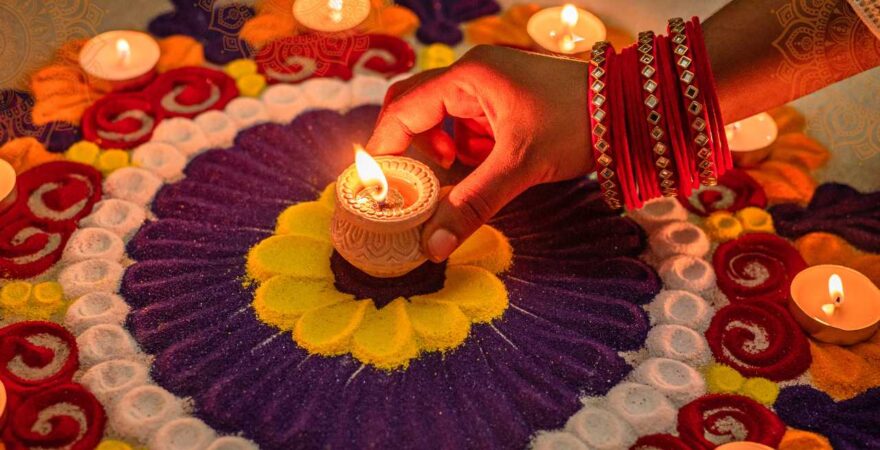 যদি হঠাৎ করেই কোনও পার্টি ঠিক হয়? ধরা যাক, প্রস্তুতির জন্য বেশি সময় নেই, অথচ বাড়িতে অনেক অতিথি সমাগমের কথা। সে ক্ষেত্রে চটজলদি স্ন্যাকসের আয়োজন কী ভাবে করবেন?