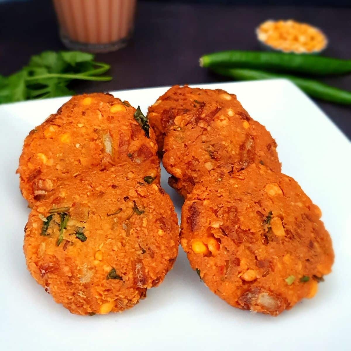 চানা ডাল, গোটা জিরে, মৌরি, শুকনো লঙ্কা ভাল করে গুঁড়ো করে বানিয়ে নিন মুচমুচে ‘মশলা বড়া’। 