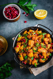 ১০ মিনিটের মধ্যে বাড়িতেই বানিয়ে ফেলতে পারেন ‘দিল্লি স্টাইল আলু চাট’। জিরে গুঁড়ো, লঙ্কা গুঁড়ো, আমচুর, অল্প বিটনুন এবং লেবুর রস সেদ্ধ আলুর টুকরোর সঙ্গে ভাল করে মিশিয়ে খুব কম সময়ে এই লোভনীয় খাবারটি বানিয়ে ফেলতে পারেন। 