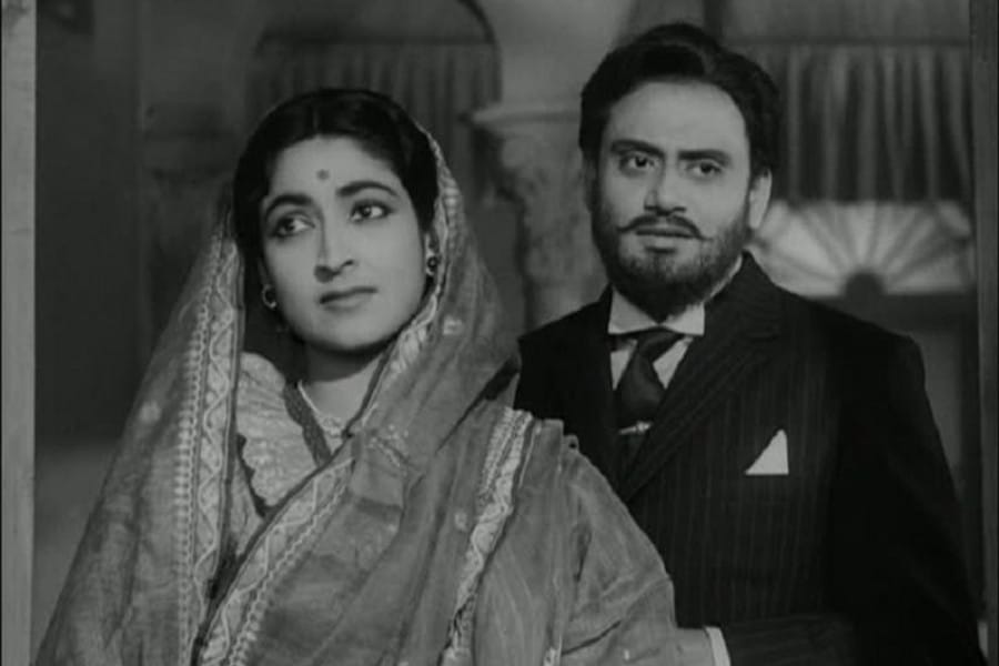 মণিহারা (১৯৬১)- সত্যজিৎ রায়ের ‘তিন কন্যা’ চলচ্চিত্রে দ্বিতীয় স্বল্পদৈর্ঘ্য ছবি ‘মণিহারা’ বরাবরই প্রশংসিত হয়েছে দর্শকমহলে। মুখ্য চরিত্র মণিমালিকা এবং গয়নার প্রতি তার অস্বাভাবিক আকর্ষণকে ঘিরেই আবর্তিত হয় গল্পটি। 