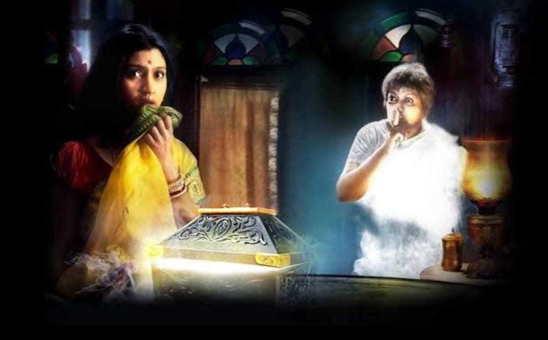 এমনকি মৃত্যুর পরেও সেই বাক্সের মায়া ছাড়তে পারেনি সে। পরে সেই গয়নার বাক্সের দেখাশোনার দায়িত্ব বর্তায় সদ্য বিয়ে হয়ে আসা সোমলতার উপরে।  