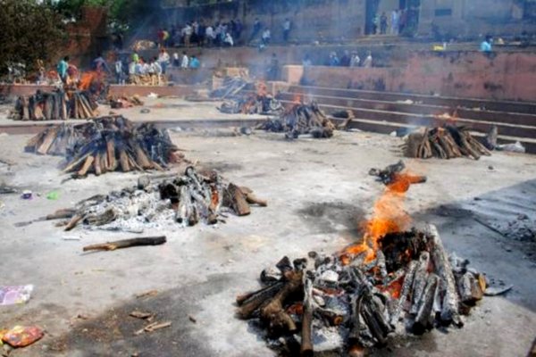 পুজোর নির্দিষ্ট সময়ে একটি মৃতদেহ দাহ করার জন্য এনে রাখা হয়। এমন রেওয়াজ রয়েছে রাজ্যের অন্যপ্রান্তের শ্মশানেও। 