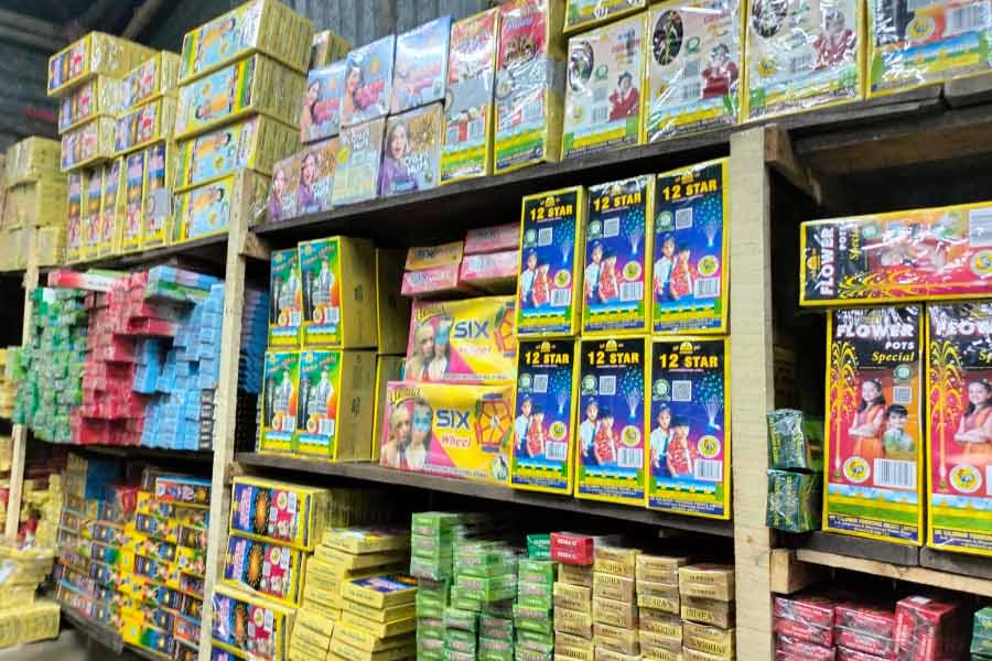 কলকাতা ময়দানের বাজি বাজারে রকমারি বাজি। বিক্রেতাদের দাবি, সবই সবুজ বাজি।