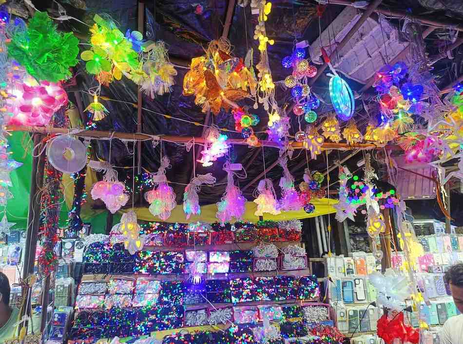  আর ঠিক দু’দিন পরেই কালীপুজো। দেশ জুড়ে পালিত হচ্ছে ধনতেরস। দীপাবলি হোক বা ধনতেরস- আলোয় ভেসে যায় গ্রাম, শহর থেকে মহানগরের রাজপথ। বছরের এই একটা সময়, যখন আতশবাজি থেকে মোমবাতি-প্রদীপ, ঝাড়লণ্ঠন থেকে টুনি বাল্ব– হরেক রকম আলোয় ঘর সাজাতে ভালবাসে মানুষ। দোকানবাজার থেকে রাস্তাঘাট সেজে ওঠে আলোর পসরায়। আর সে সব কিনতে নামে ক্রেতাদের ঢল। 