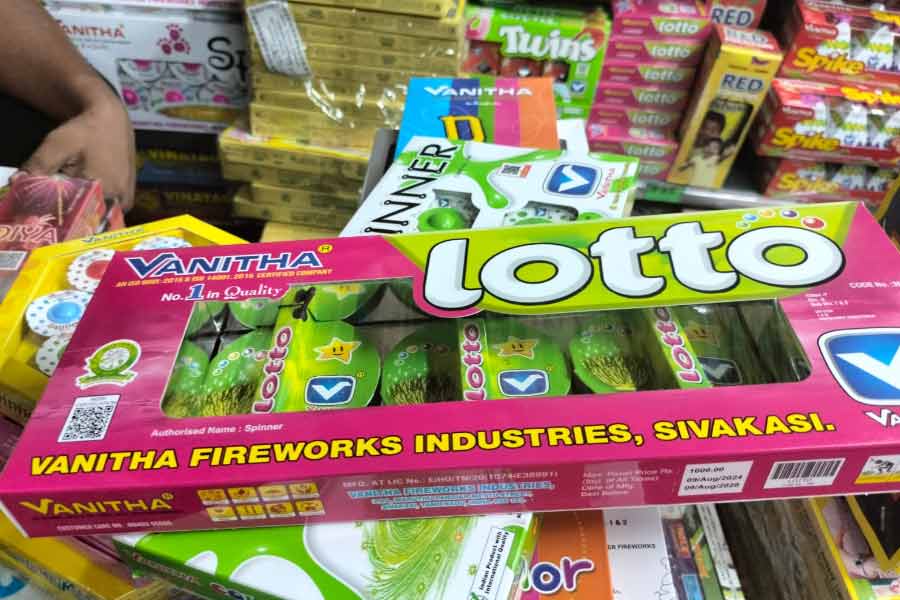 রকমারি আতশবাজি  ময়দানের বাজারে।