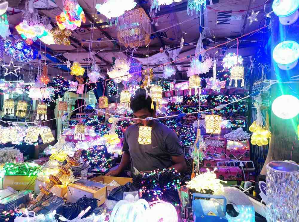 বরাবরের মতো এ বছরও মধ্য কলকাতার চাঁদনি চক মার্কেটে আলোর বাজার জমজমাট। জমে গিয়েছে উত্তর থেকে দক্ষিণ, পূর্ব থেকে পশ্চিম কলকাতার নানা জায়গার ছোটবড় দোকানের বিকিকিনি। ছোট-বড়, লম্বা-বেঁটে, হরেক রকম আলোর সম্ভার সাজিয়েছেন দোকানিরা। এক নজরে দেখে নেওয়া যাক কী কী ধরনের আলো এ বার মিলছে বাজারে। 