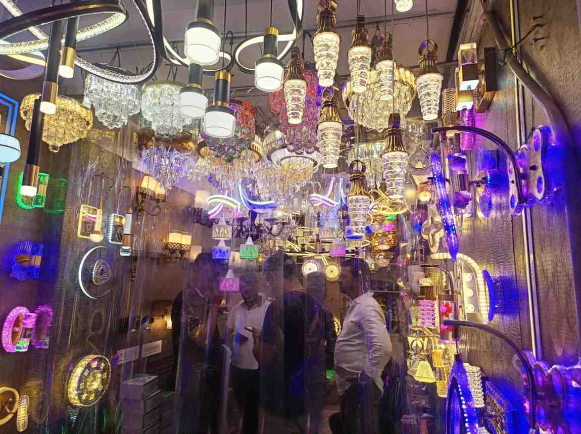 ঝাড়বাতি- হরেক রকমের ঘর সাজানোর ঝাড়বাতি আলো এসেছে দোকানে। দীপাবলি ছাড়াও অন্য সময়ে বাড়ির ড্রয়িং রুমের শোভা বাড়াতে চাইলে এখনই কিনে সাজিয়ে ফেলতে পারেন।