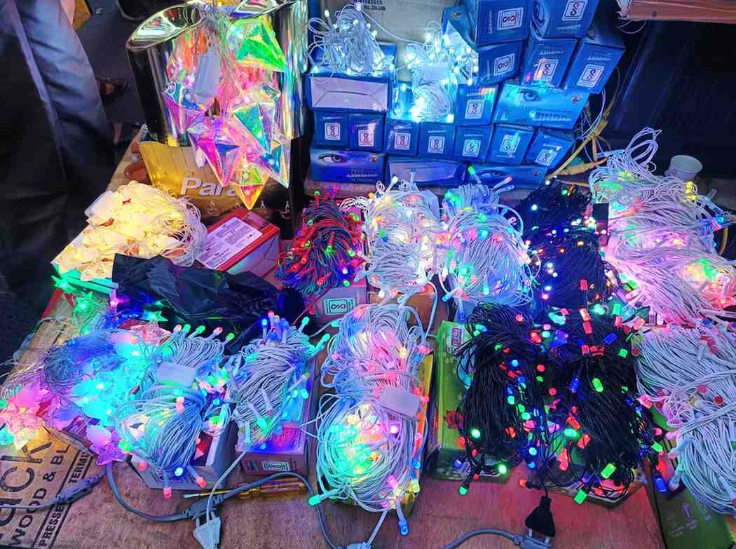 টুনি বাল্ব- বাজার ছেয়ে গিয়েছে রংবেরঙের টুনি বাল্বে। ছাদ, বারান্দা, সিঁড়ি, জানলা– অনায়াসেই সারা বাড়ি সাজিয়ে নেওয়া যায় এই বাল্বের আলোয়। 