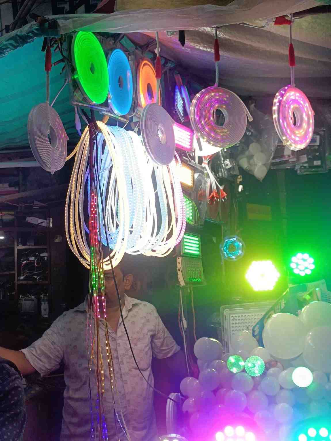 সাপের লেজের মতো বা ইলেকট্রিক তারের মতো লম্বা সাদা রঙের আলো–  এটি আলোকিত করবে ছাদ বা ঘরের অনেকখানি।