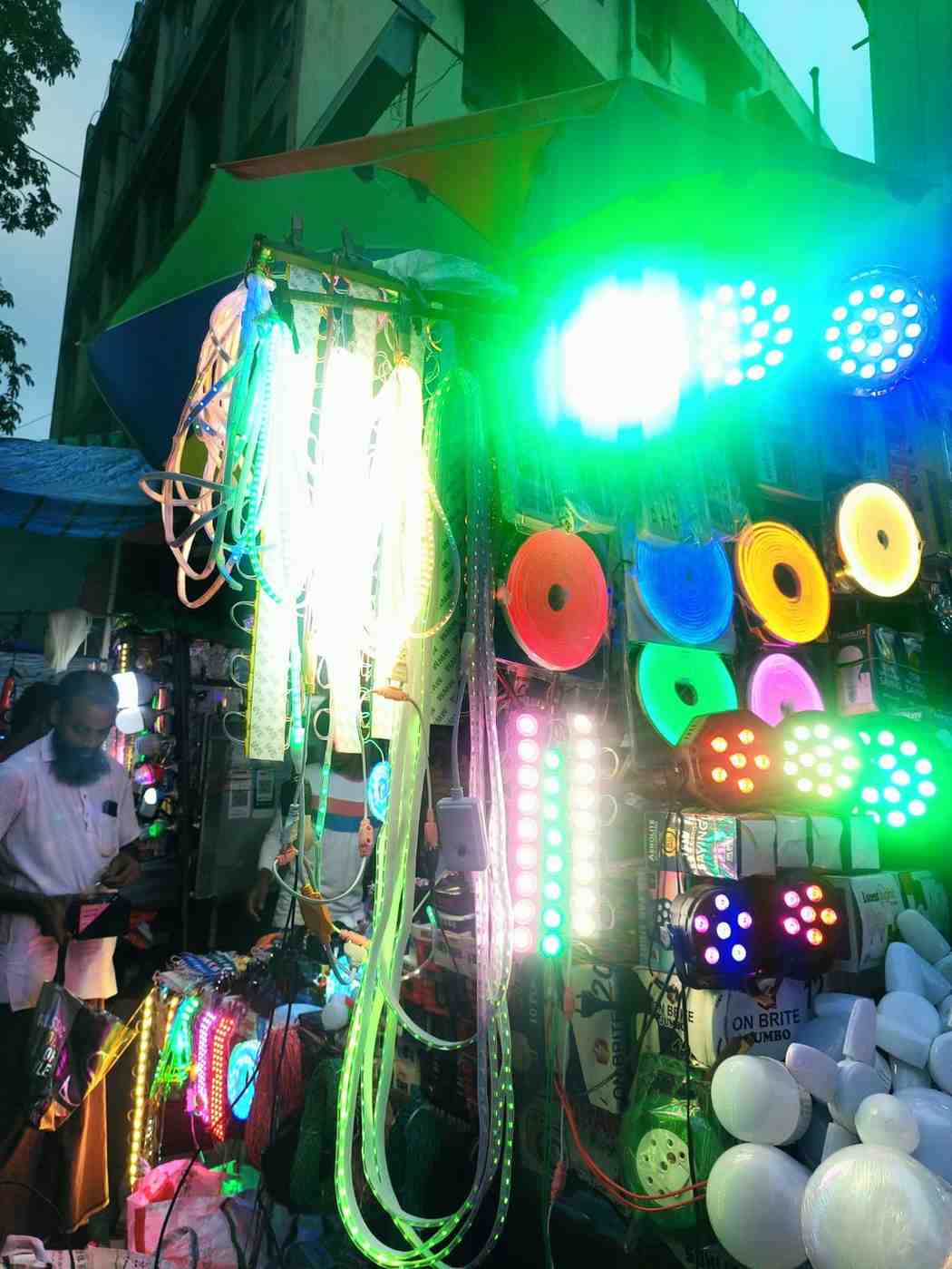 লাল-নীল-হলুদ-সবুজ ডিস্ক লাইট- এগুলি থেকে আলোর বিচ্ছুরণ মনকেও আলোকিত করে তোলে। সাধারণত বাচ্চারা খুব ভালবাসে এই ঝলমলে আলো।