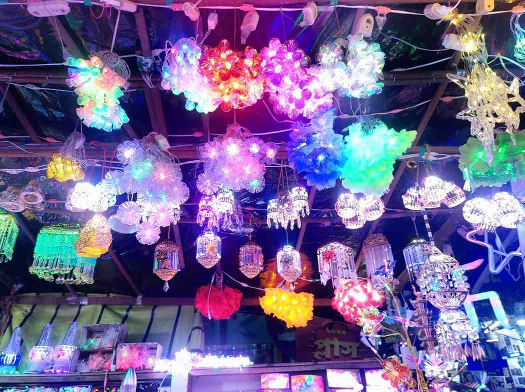 বিভিন্ন ফুলের আকৃতিতে আলো এসেছে বাজারে। থোকা জুঁই ফুল বা টগর ফুলের মতো বড় আকৃতির আলোয় এ বছর বাজার ছেয়ে গিয়েছে। ফুলের সাজেই ঘর হয়ে উঠবে ঝিলমিলিয়ে উঠবে তাদের হাত ধরে।