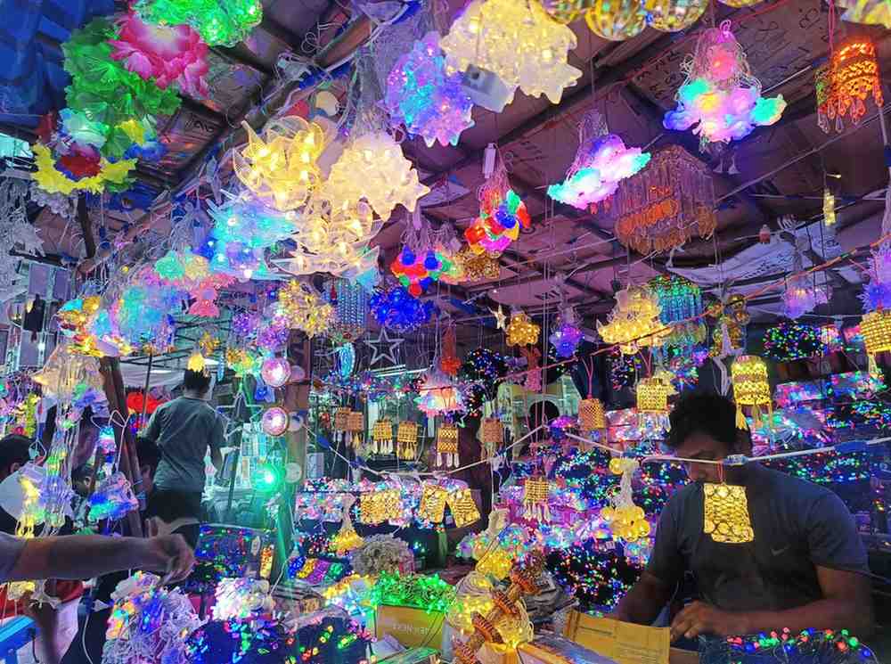 আপনার বাড়িতে যদি কালীপুজো বা দিওয়ালির পার্টি হয়, তা হলে এই ধরনের ঝালরের মতো আলো একেবারে মানানসই।