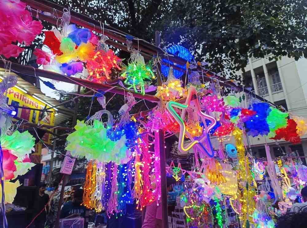 আলোর চাঁদোয়া বানাতে চাইলে এই আলোগুলি সাজিয়ে দিন ছাদে, রাস্তায় বা গলিতে। 