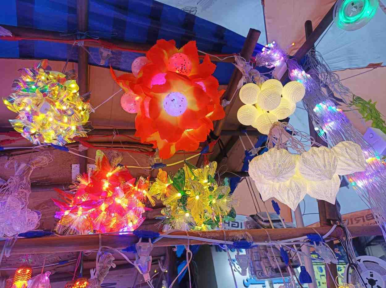 এ বছর ‘মায়ের পায়ের জবা’ আলো হয়ে ফুটতেই পারে আপনার বাড়ির ঠাকুর ঘরে অথবা ড্রয়িং রুমে। জবা ফুলের আকৃতির লাল, সাদা বা সবুজ আলো এই দীপাবলিতে এনে দেবে আলোর এক অন্য রূপ।