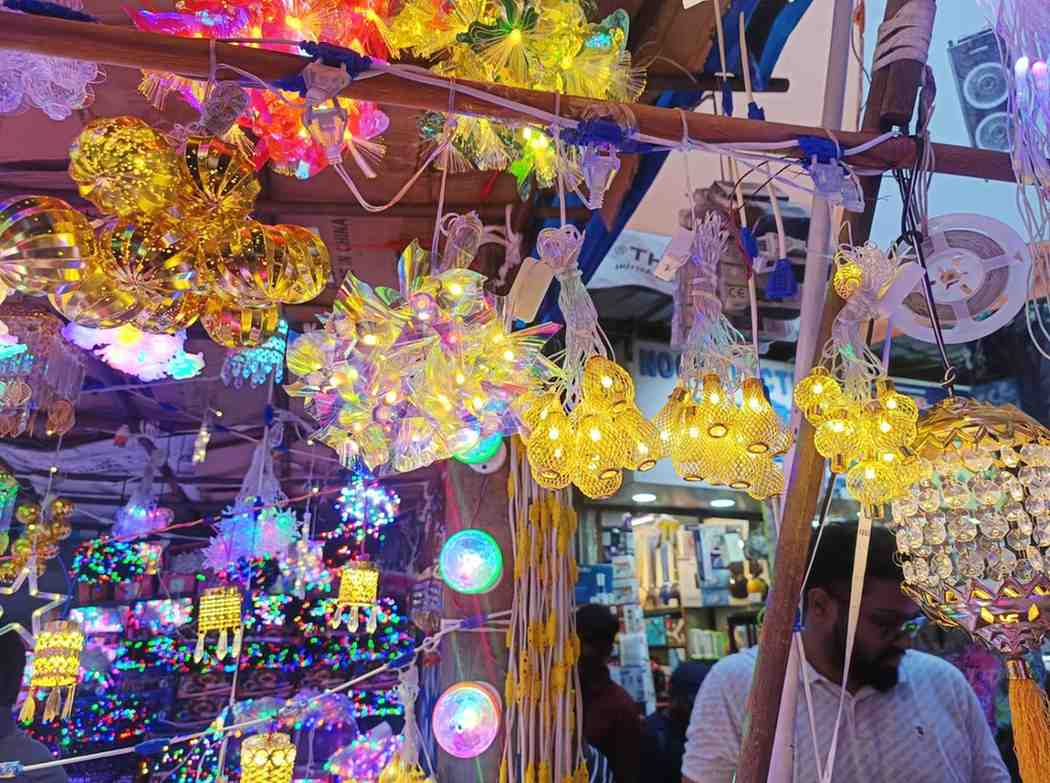 এই হলুদ আলোগুলি অত্যন্ত আকর্ষণীয়। দীপাবলিতে আপনার ঘরের উজ্জ্বলতা বাড়াতে এর জুড়ি নেই।