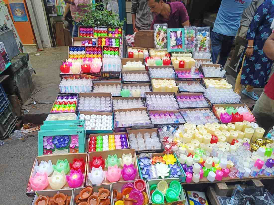 রয়েছে বিভিন্ন সাইজ ও রঙের মোমবাতি, যা খুব সহজেই আপনার বাড়ির দরজা বা জানলায় সাজাতে পারেন।