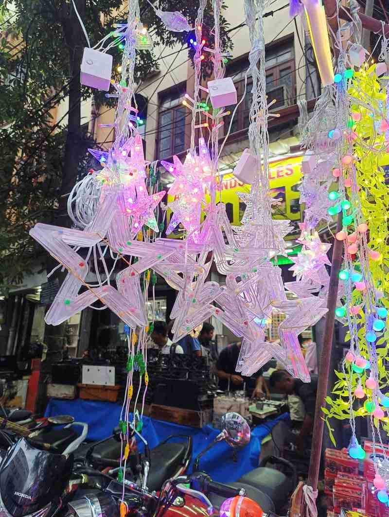 স্টার লাইট- বহু বছর ধরেই এই আলো বাজারে থাকে। পার্টি বা পুজো প্যান্ডেলের শোভা বাড়াতে এর খুবই কদর।