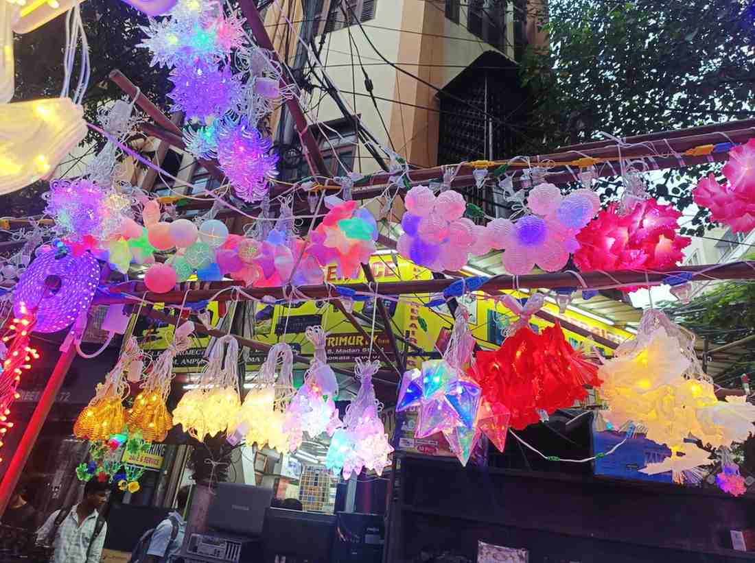বেলুনের মতো গোল, সাদা-লাল-বেগুনি বিভিন্ন রঙের আলো দীপাবলির বাজারের শোভা বাড়িয়েছে।
