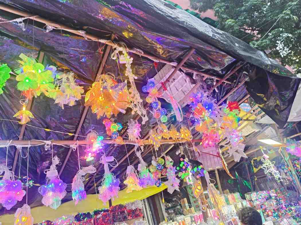 এ ছাড়াও  রয়েছে আরও হাজার রকমের আলো ও তার শেড।   তা হলে আর দেরি কীসের? আলোয় ভুবন ভরিয়ে দিতে কিনে ফেলুন পছন্দের বাতি।