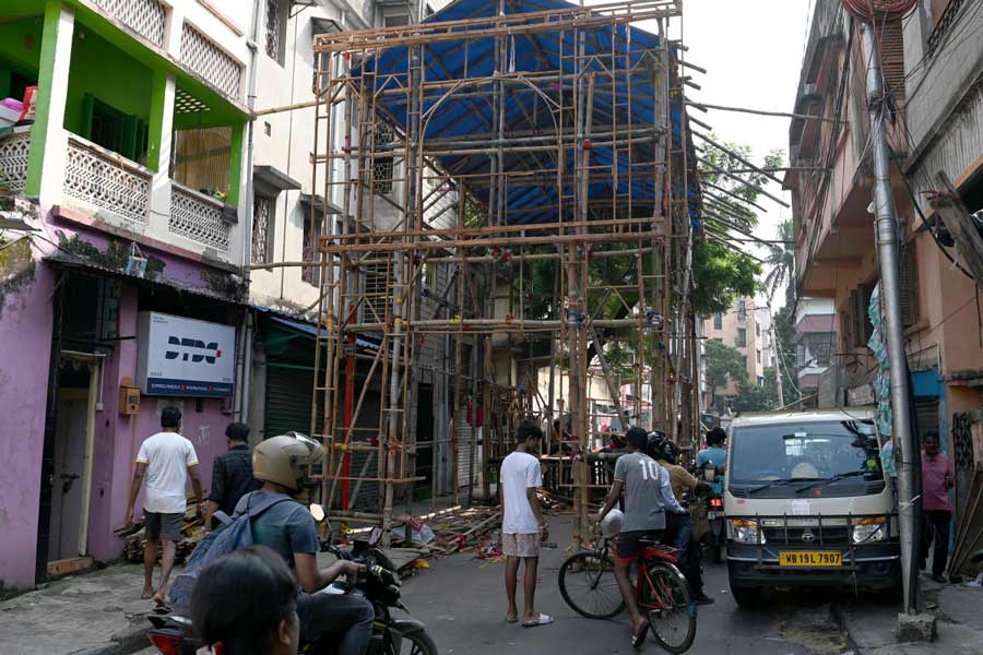 People are facing problems due to Kali Puja Pandal constructions on roads in Kolkata