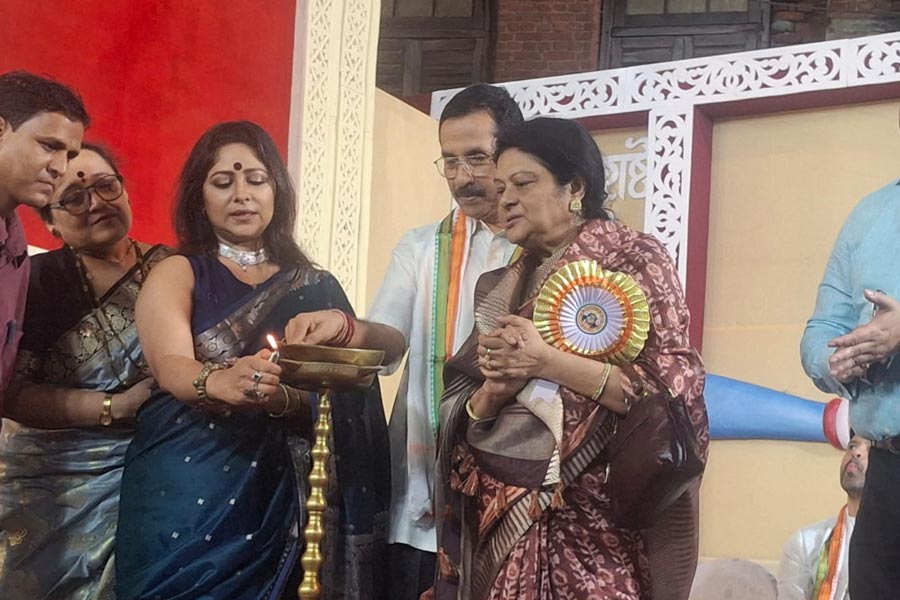 ‘আমহার্স্ট স্ট্রিট সাধারণ’-এর কালী পুজোর উদ্বোধনে অভিনেত্রী অঞ্জনা বসু, প্রদেশ কংগ্রেস সভাপতি শুভঙ্কর সরকার, বিধায়ক বিবেক গুপ্ত, প্রয়াত সোমেন মিত্রের স্ত্রী শিখা মিত্র প্রমুখ।