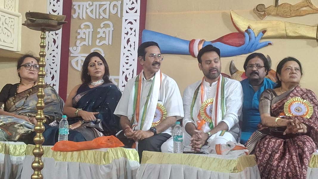 ‘আমহার্স্ট স্ট্রিট সাধারণ’-এর কালী পুজোর উদ্বোধনে অভিনেত্রী অঞ্জনা বসু, প্রদেশ কংগ্রেস সভাপতি শুভঙ্কর সরকার, বিধায়ক বিবেক গুপ্ত, প্রয়াত সোমেন মিত্রের স্ত্রী শিখা মিত্র প্রমুখ।
