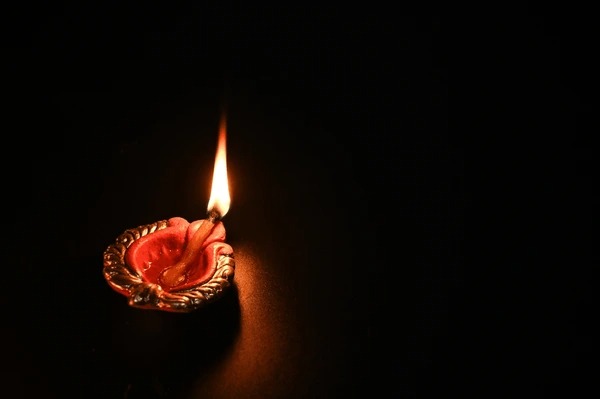 কালীপুজোর রাতে বাড়িতে ঘিয়ের প্রদীপ জ্বালিয়ে রাখুন। সারা রাত যাতে প্রদীপ জ্বলে, খেয়াল রাখুন সে দিকে। এতে বাড়ি থেকে নেগেটিভ এনার্জি দূর হয়। এই প্রতিবেদনটি ‘আনন্দ উৎসব’ ফিচারের একটি অংশ